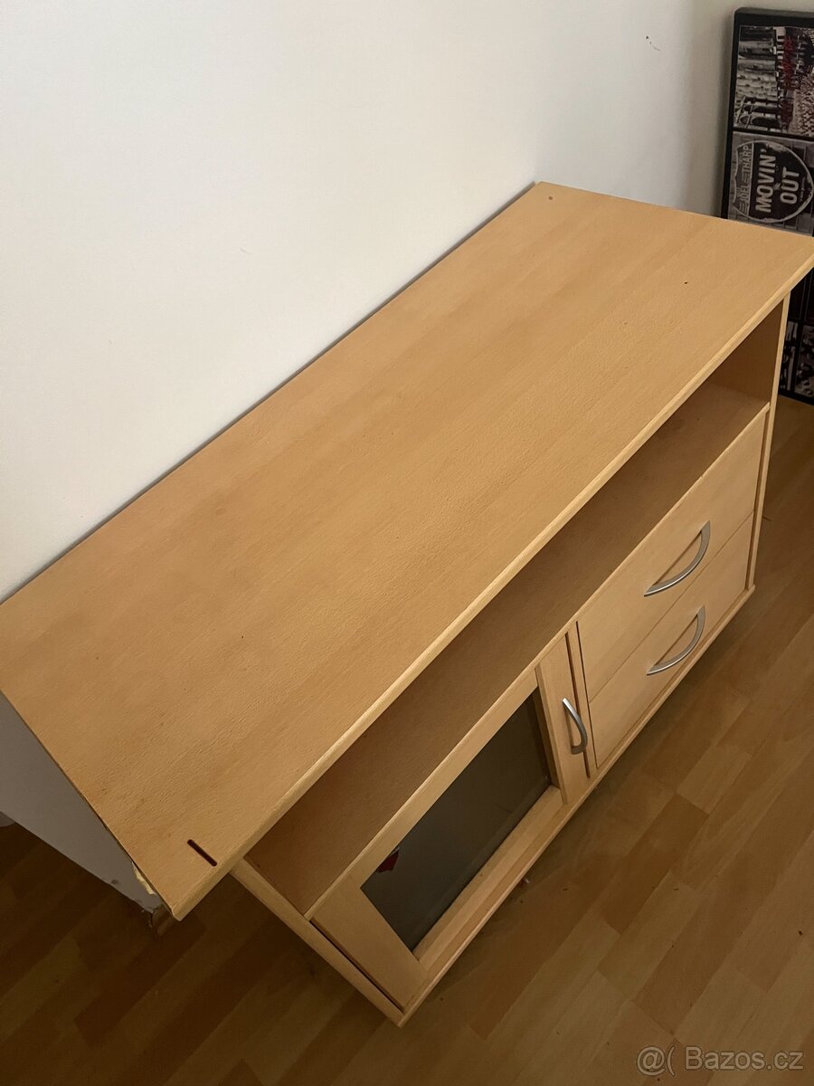 Dřevěná komoda