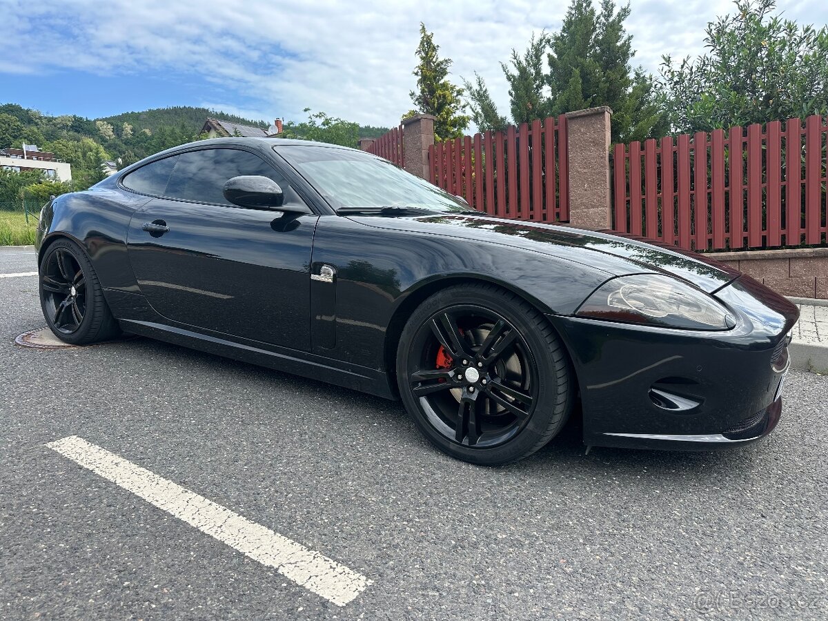 Jaguar XK 4,2 V8 automat / padla / black / slušný stav