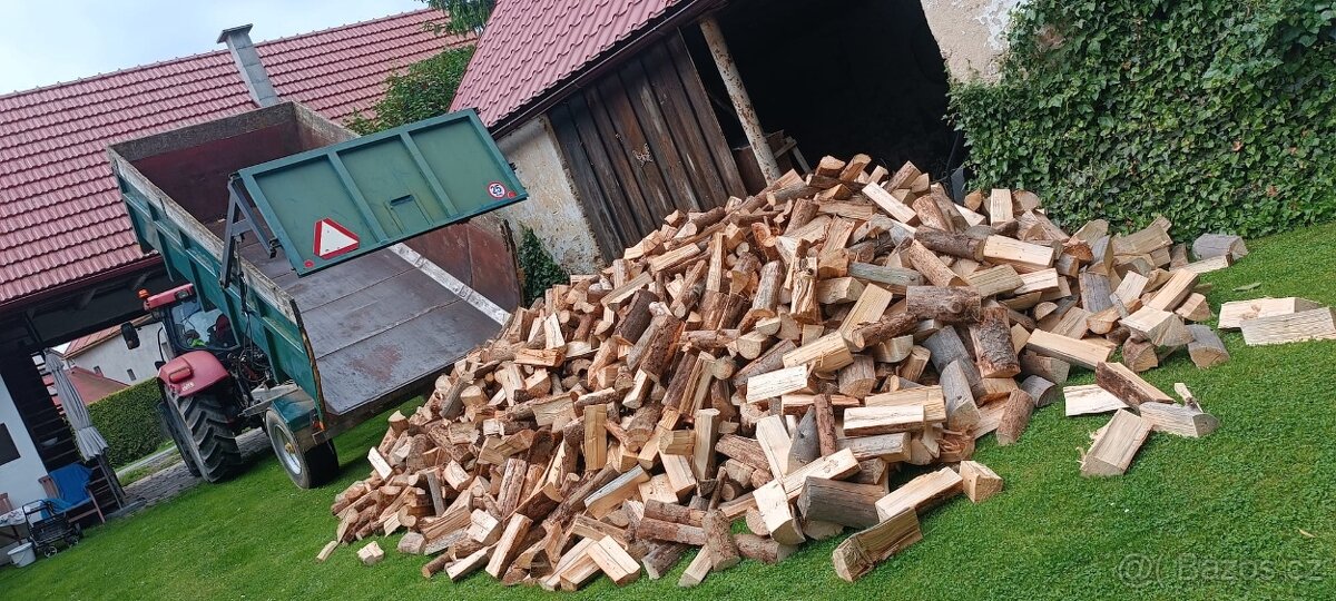 Palivové dřevo.