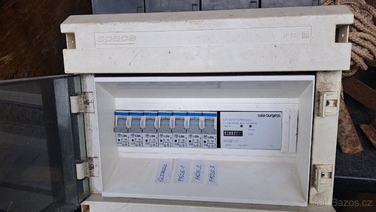 Rozvaděč se tří fázovým elektroměrem.