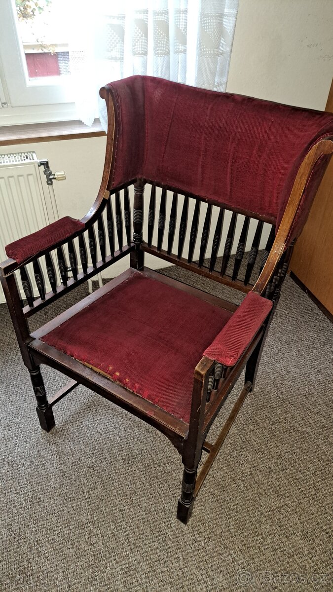 Starožitný nábytek – křeslo, psací stůl a vitrína