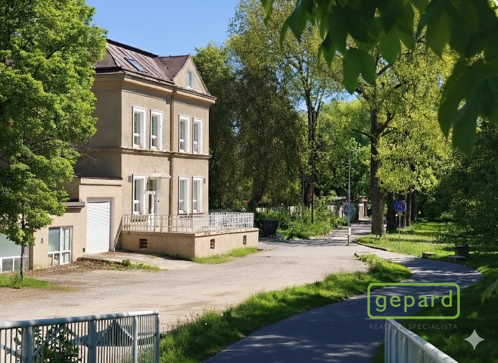 Prodej budovy s byty a garážemi jen 2km od jezera Medard– So