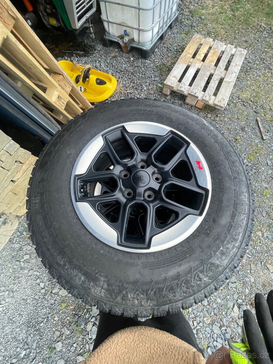 Prodám disky+pneu na jeep wrangler rubicon