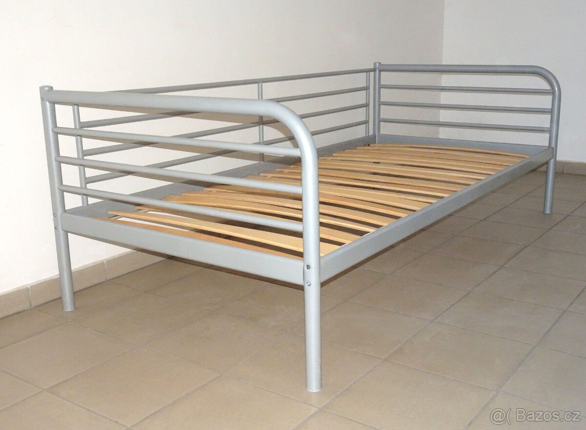 Kvalitní, pevná, kovová postel.  Bezvadný stav 