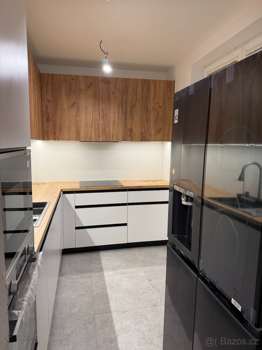 Kuchyně na míru – bílá + dřevo | Vestavěné spotřebiče