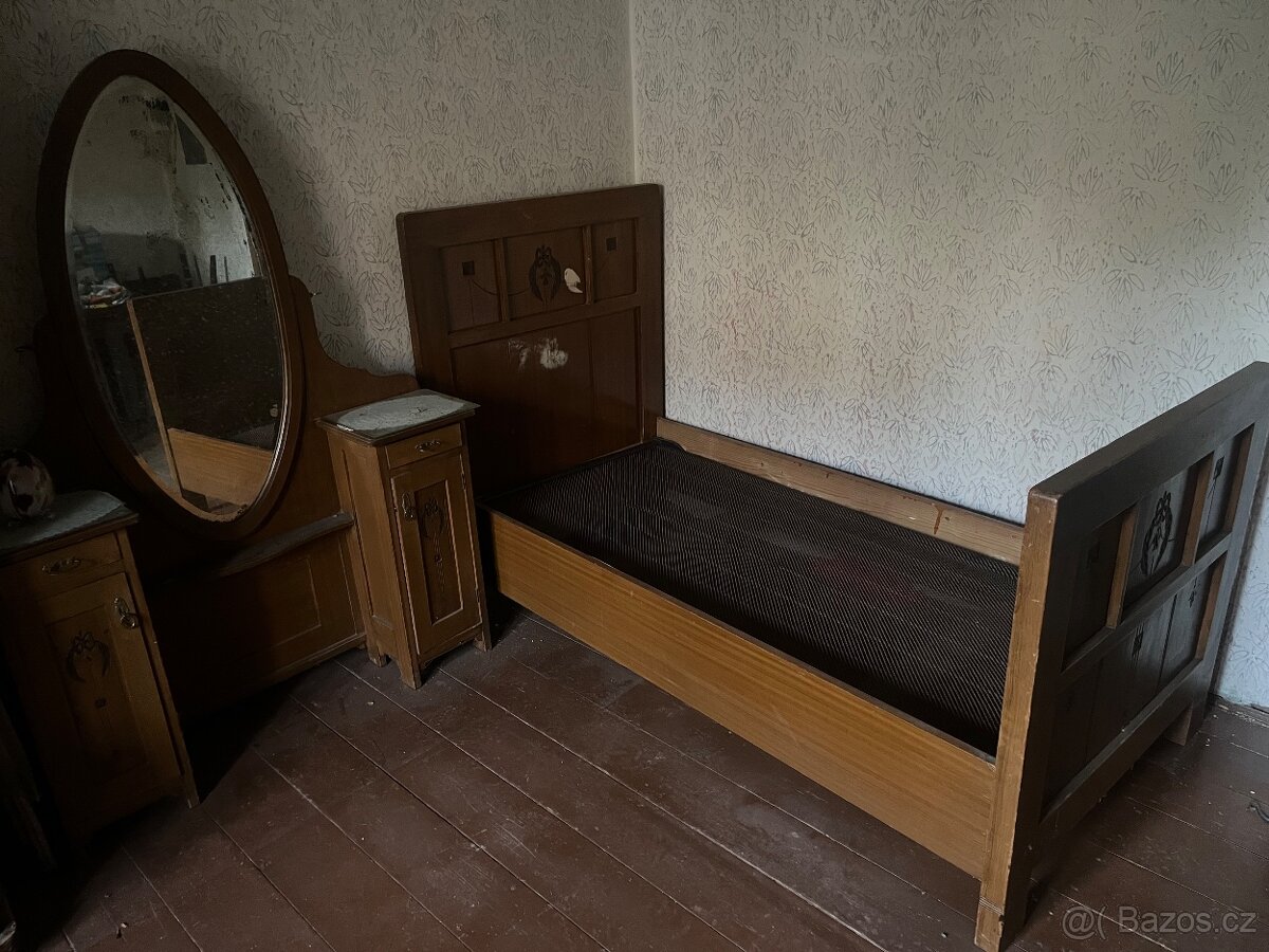 Staré dřevěné postele