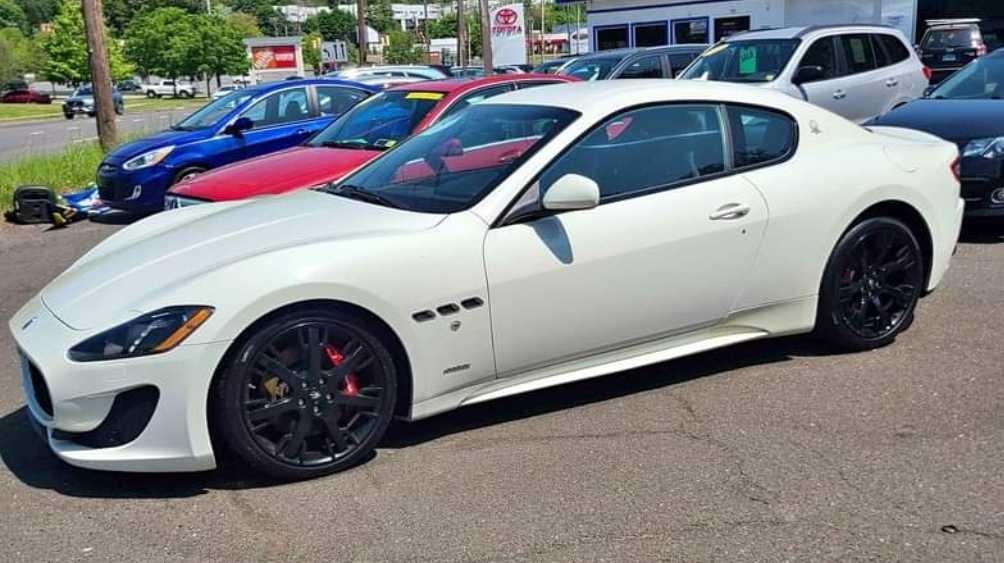 Maserati granturismo Coupe motor Ferrari