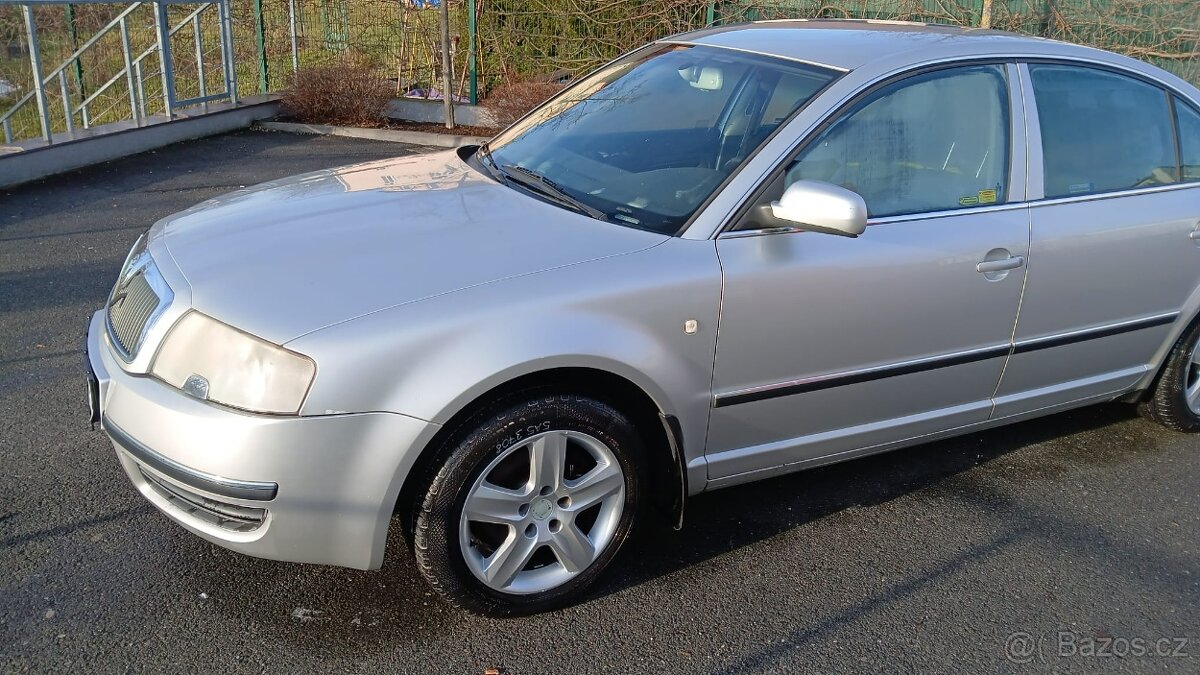 Škoda Superb V6 2.8 2005 krásné vládní auto manuál 142kW