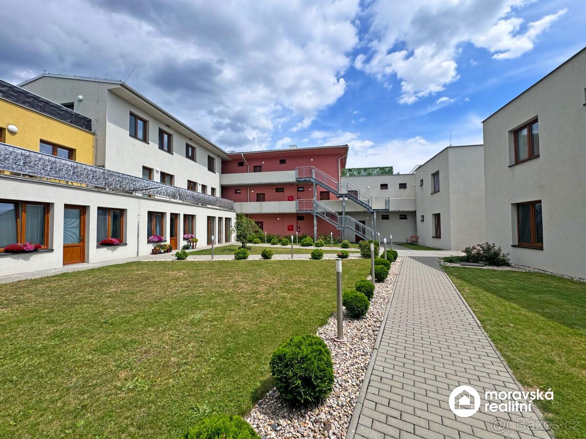 Prodej bytu 2+kk se zahrádkou v obci Lavičky