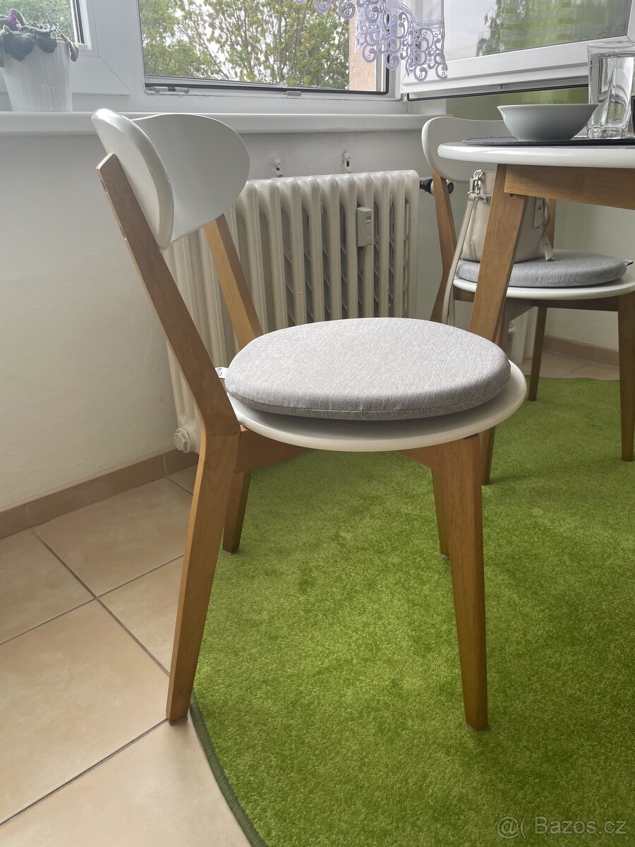 4 dřevěné kuchyňské židle
