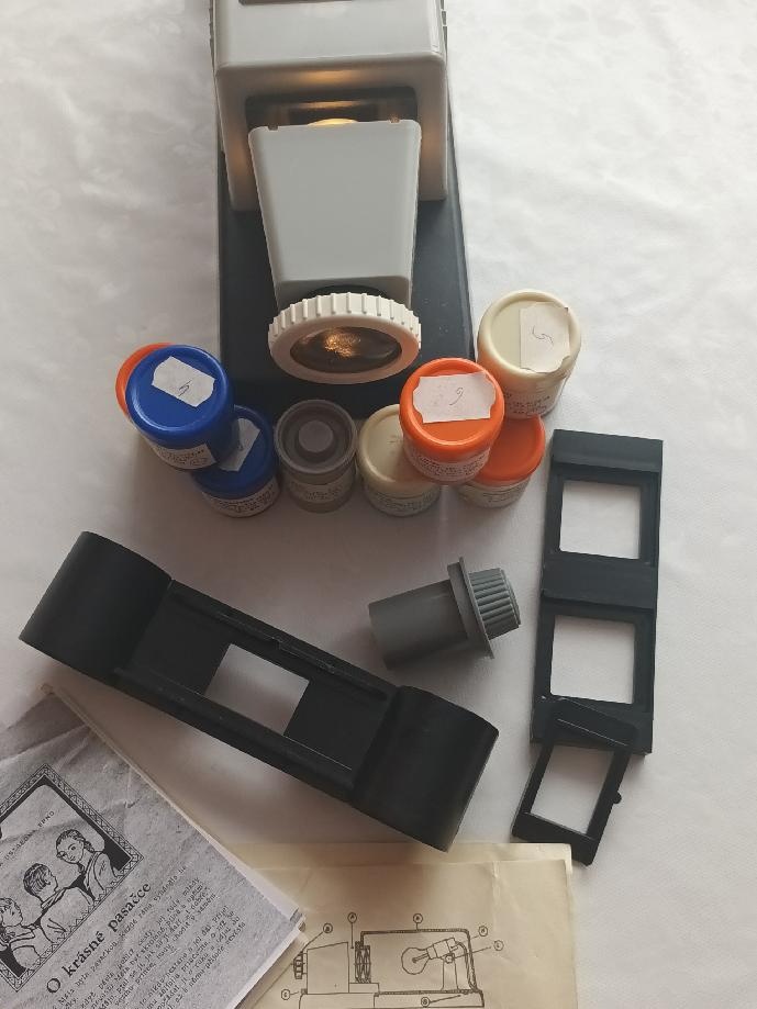 DĚTSKÁ PROMÍTAČKA DIAX 3 + 9 POHÁDEK