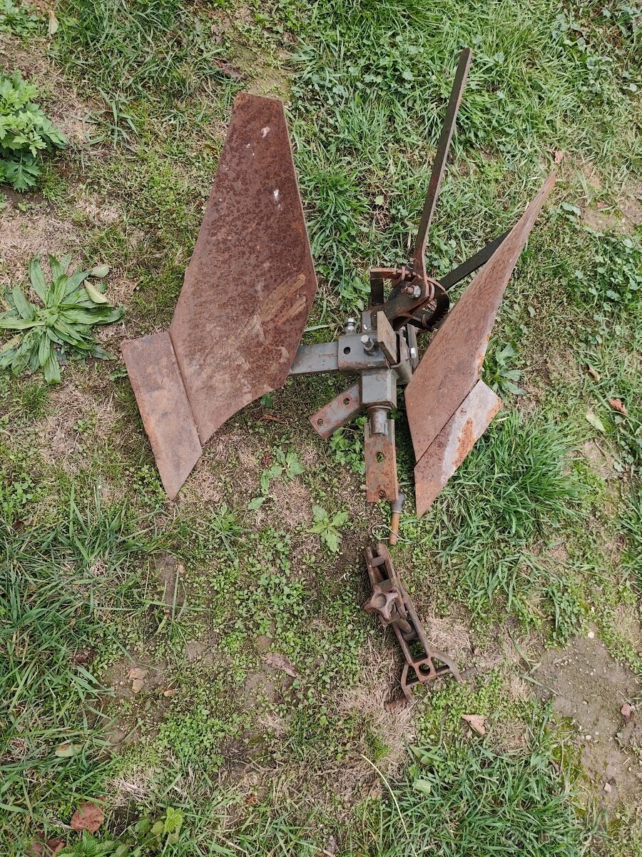 Oboustranný pluh za malotraktor