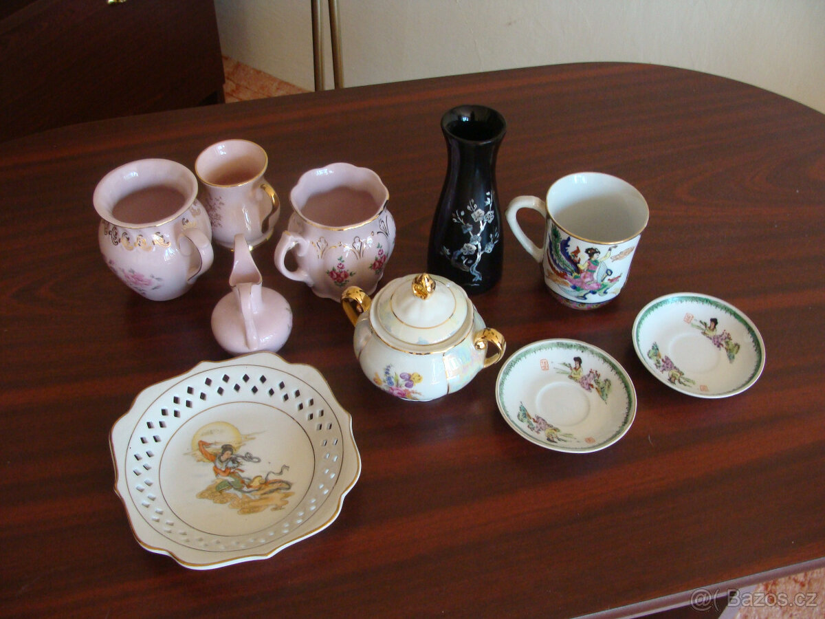 Směs čínského porcelánu na poličku...