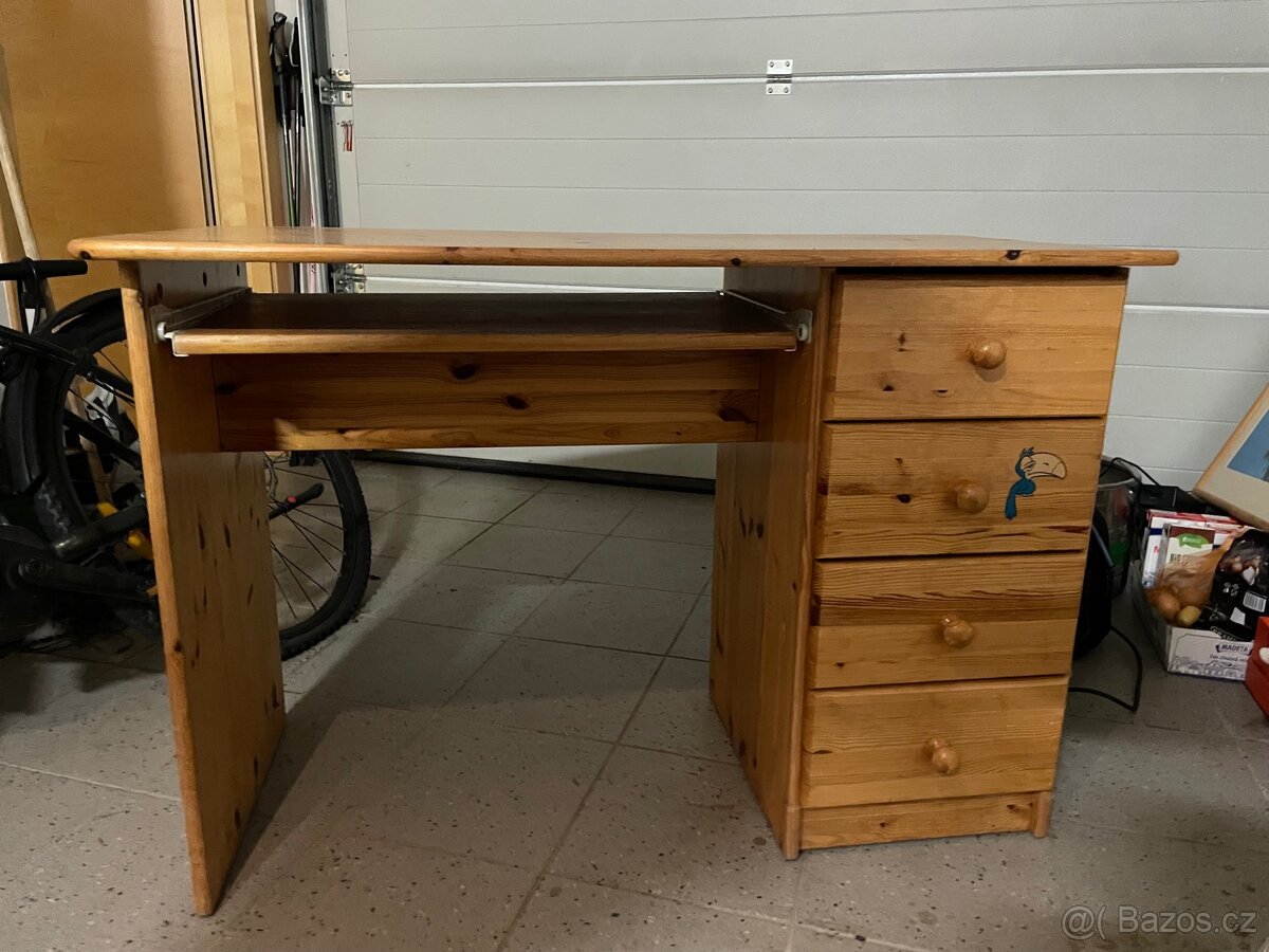 Pracovní stůl z masivu