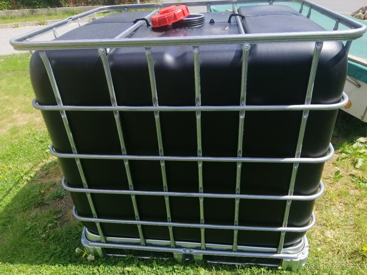 Černý 1000L kontejner na vodu