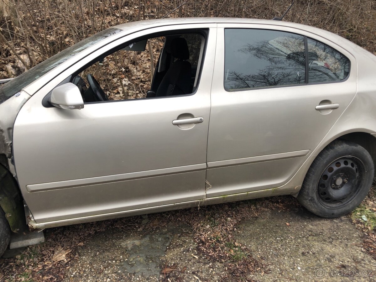 Škoda Octavie 2 , zlata barva , náhradní dily