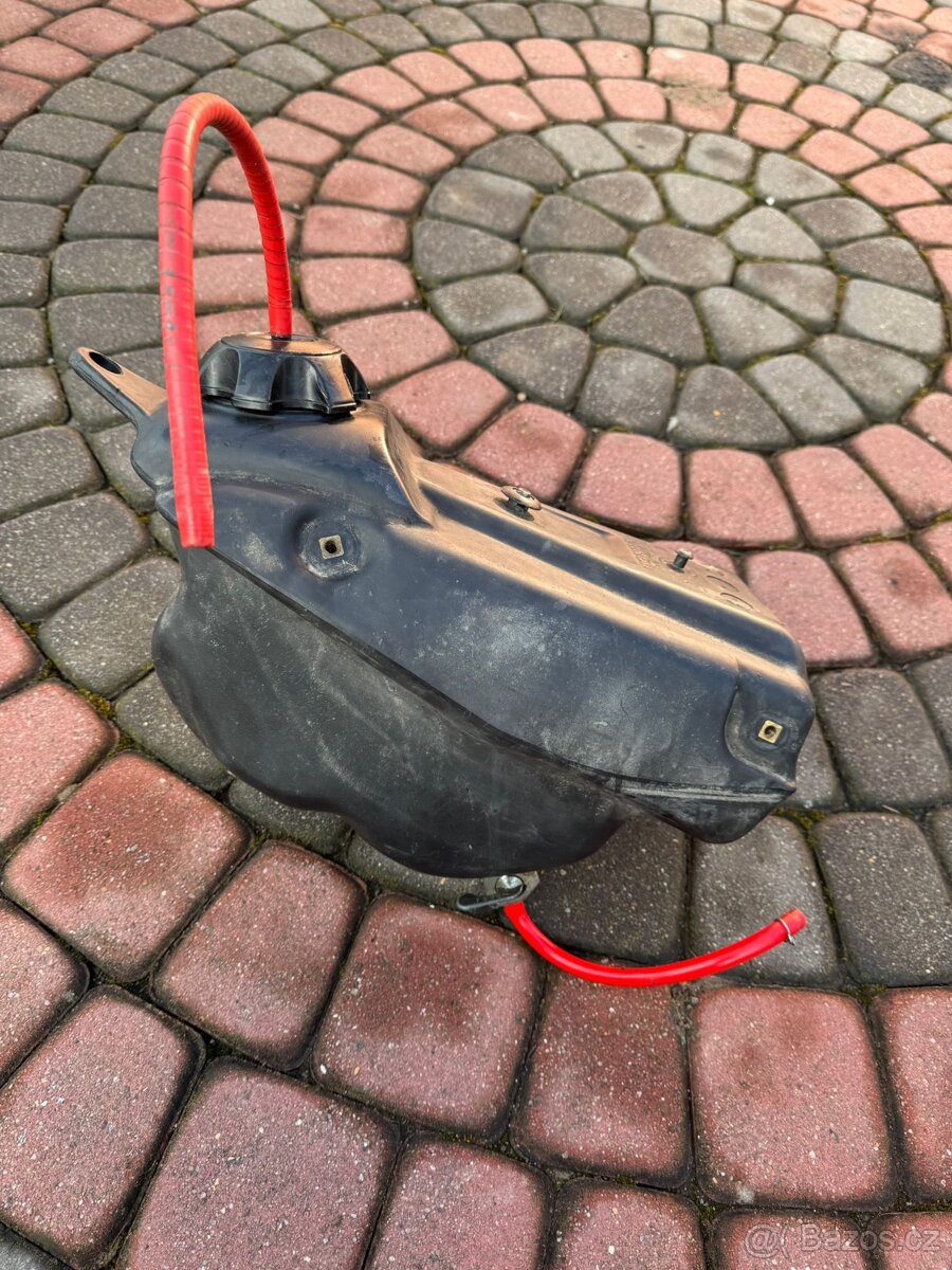 nádrž kohoutek palivová nádrž honda cr 125 / 250 r 00-01