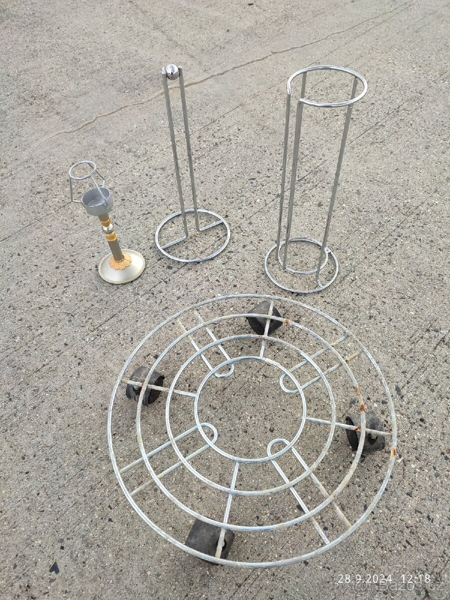 Kovové nerez držáky na toaletní potřeby, stojan