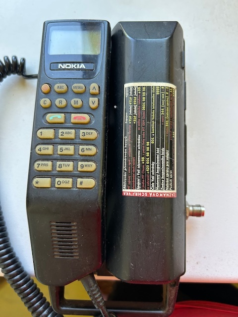 Jeden z prvních mobilních telefonů