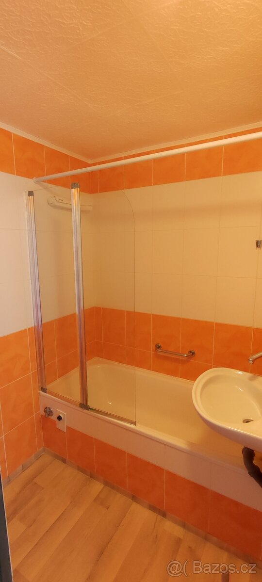 Vana, zástěna, umyvadlo