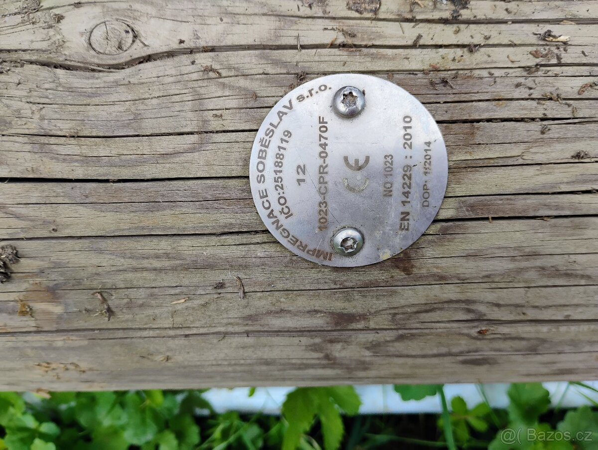 Dřevěný sloup od elektrického vedení