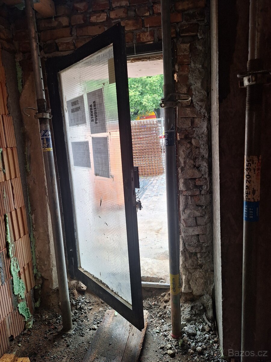 Prodám kovové vstupní dveře
