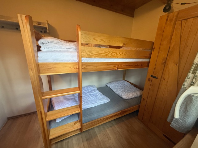 Dvoupatrová postel z masivu