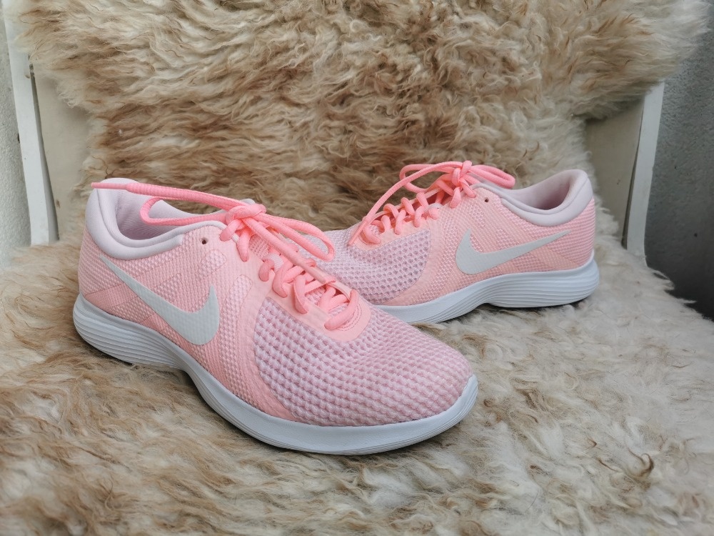 SPORTOVNÍ TENISKY NIKE