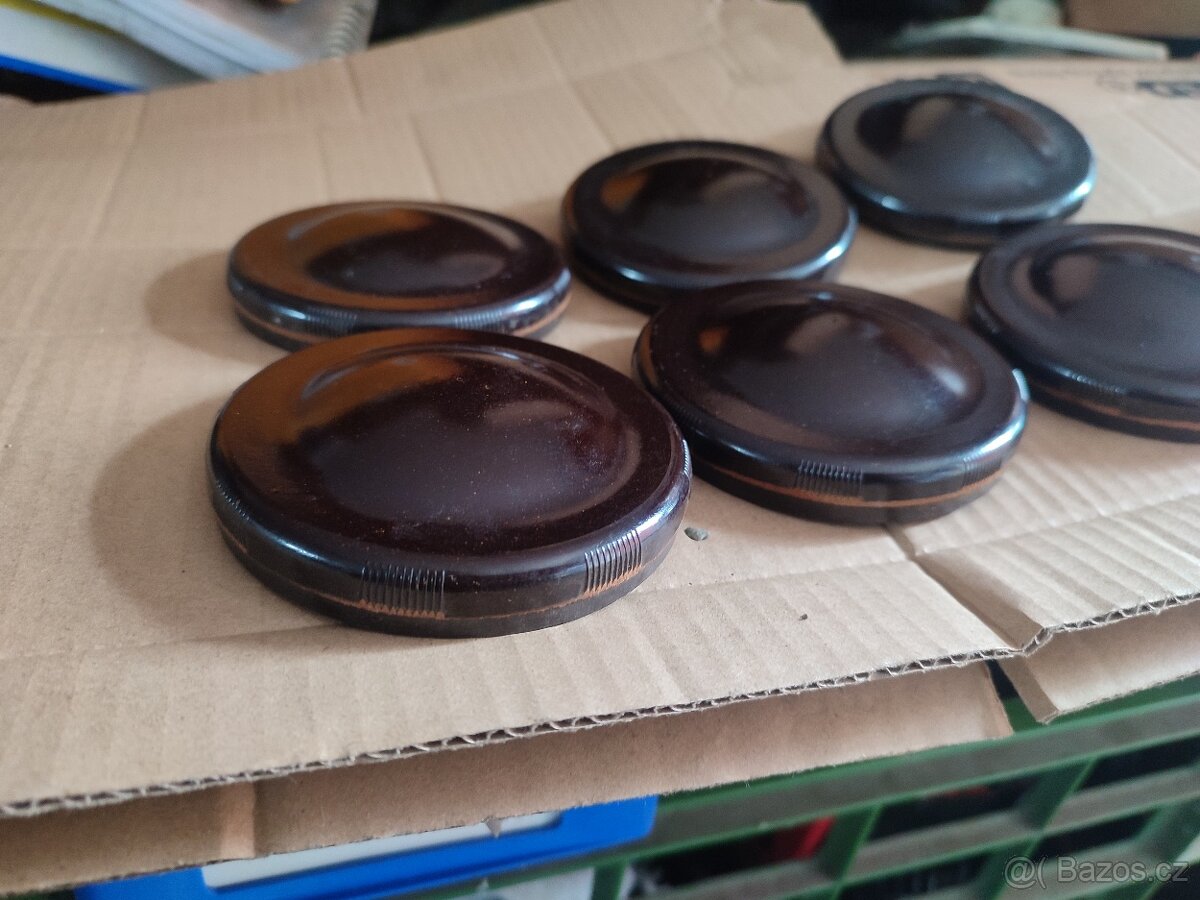Bakelitové víčka nádrže