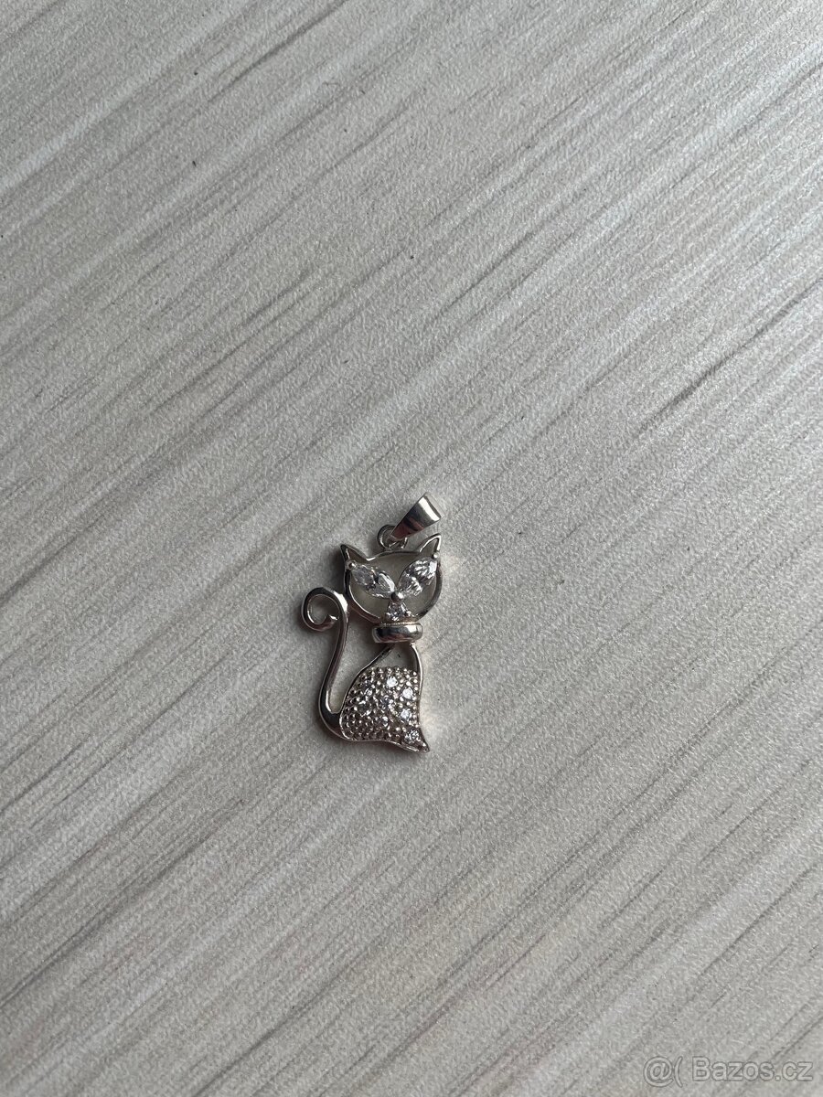 Stříbrný přívěsek kočky se zirkony