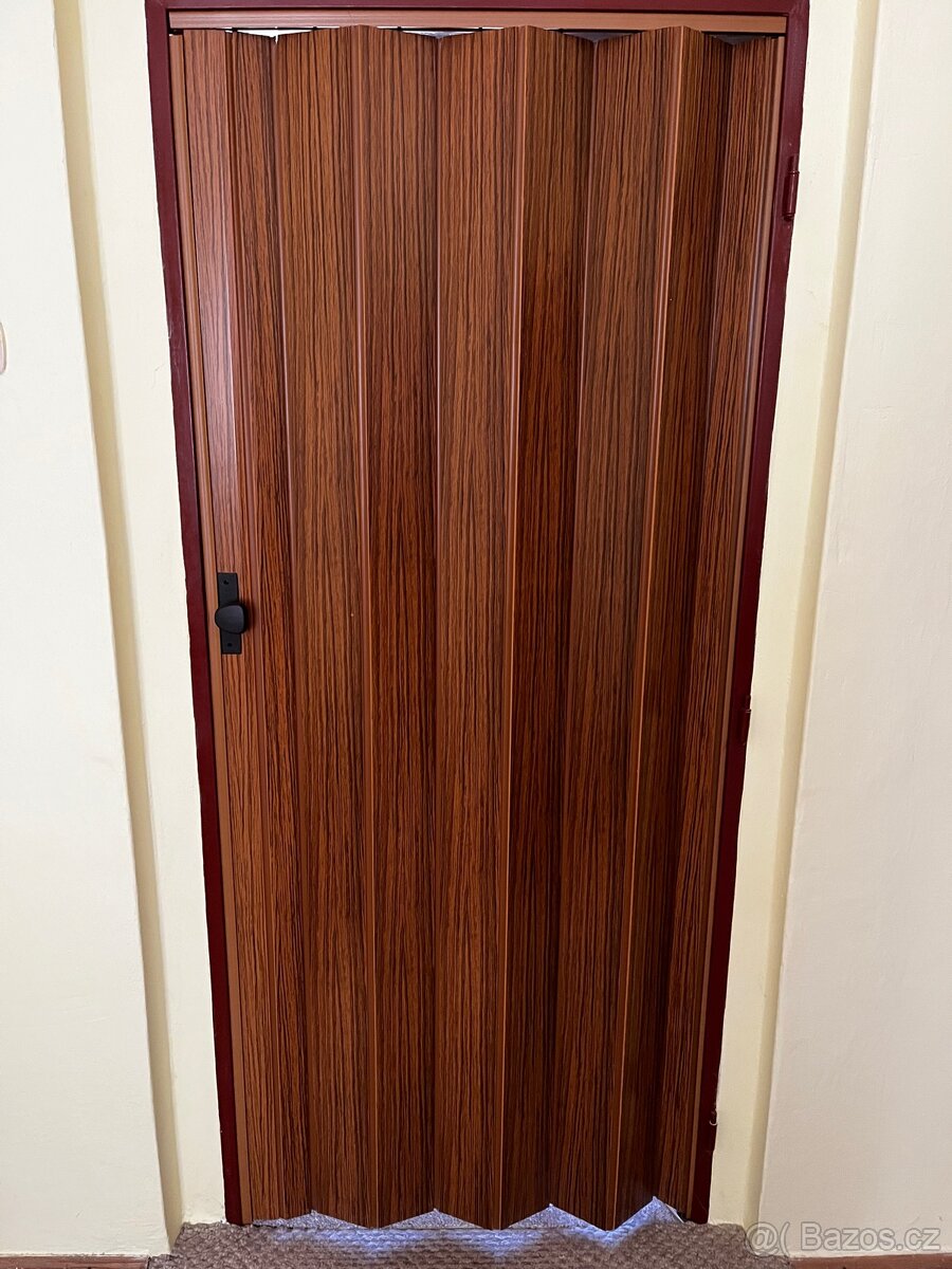 Prodám shrnovací dveře – dekor dřeva