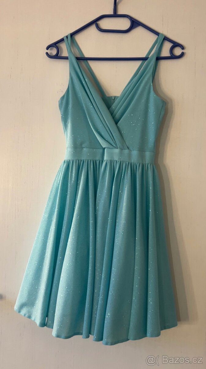 Krátké,třpytivé,světle modré šaty
