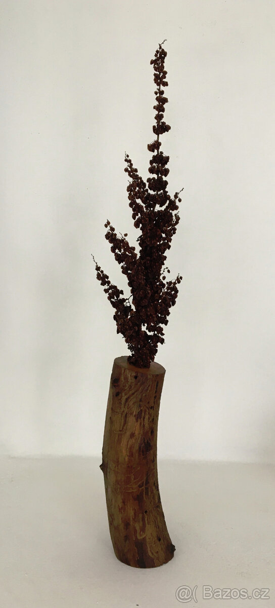 dekorativní dřevěná váza na suché květiny