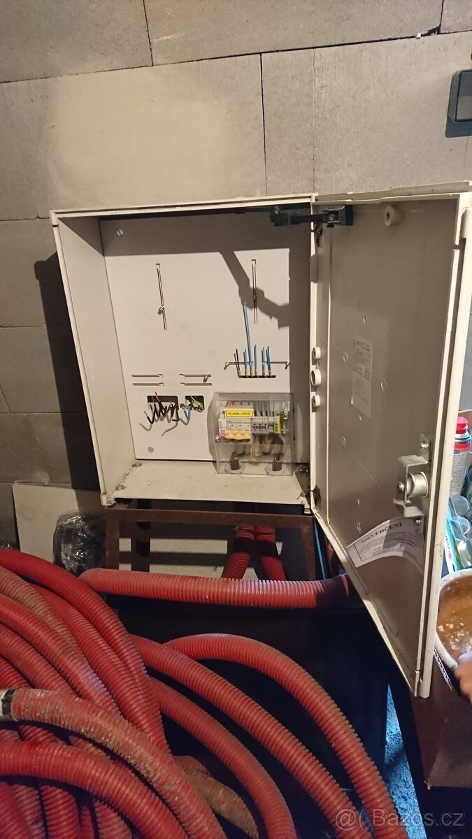 Elektroměrový rozvaděč a kabel AYKY 100m s chráničkou