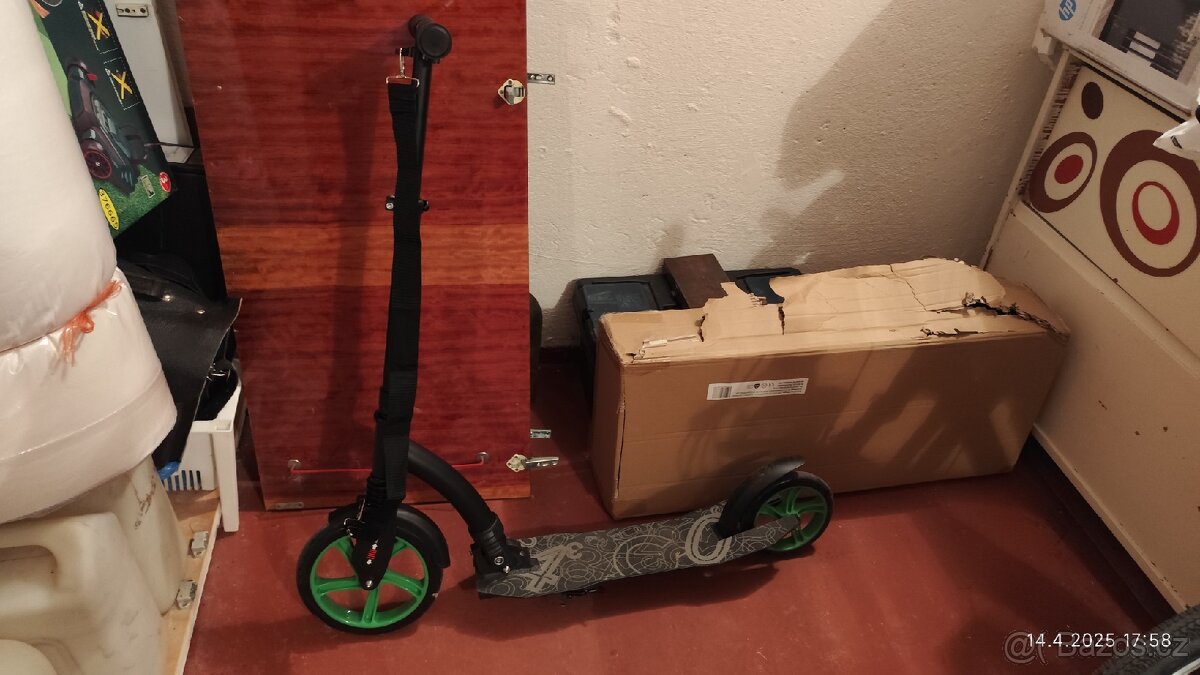 Skládací zelená koloběžka (dospělý max 170 cm/dítě)