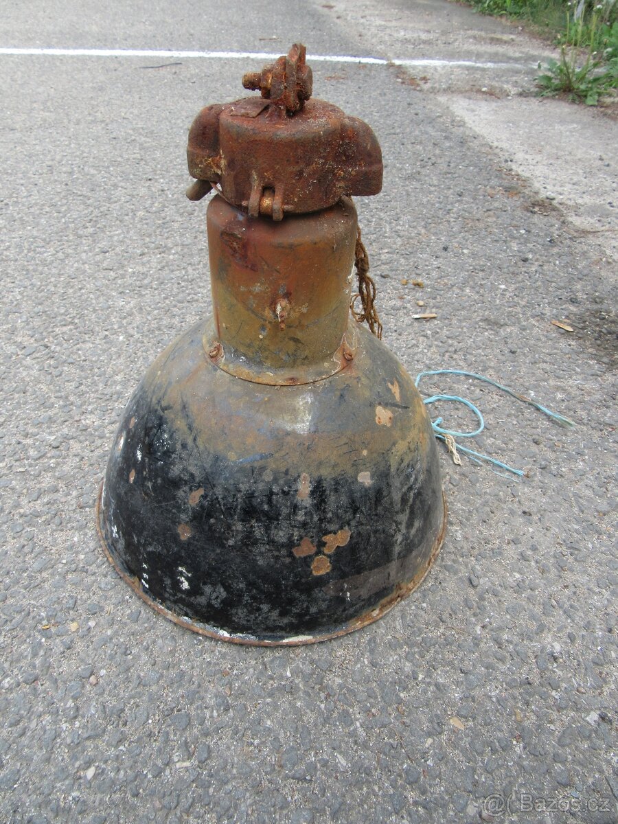 Nabízím starou industriální lampu. Poškozený smalt. Na 6 fot
