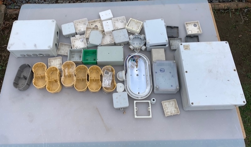 Elektroinstalacni material krabicky do zdi ABB zasuvky