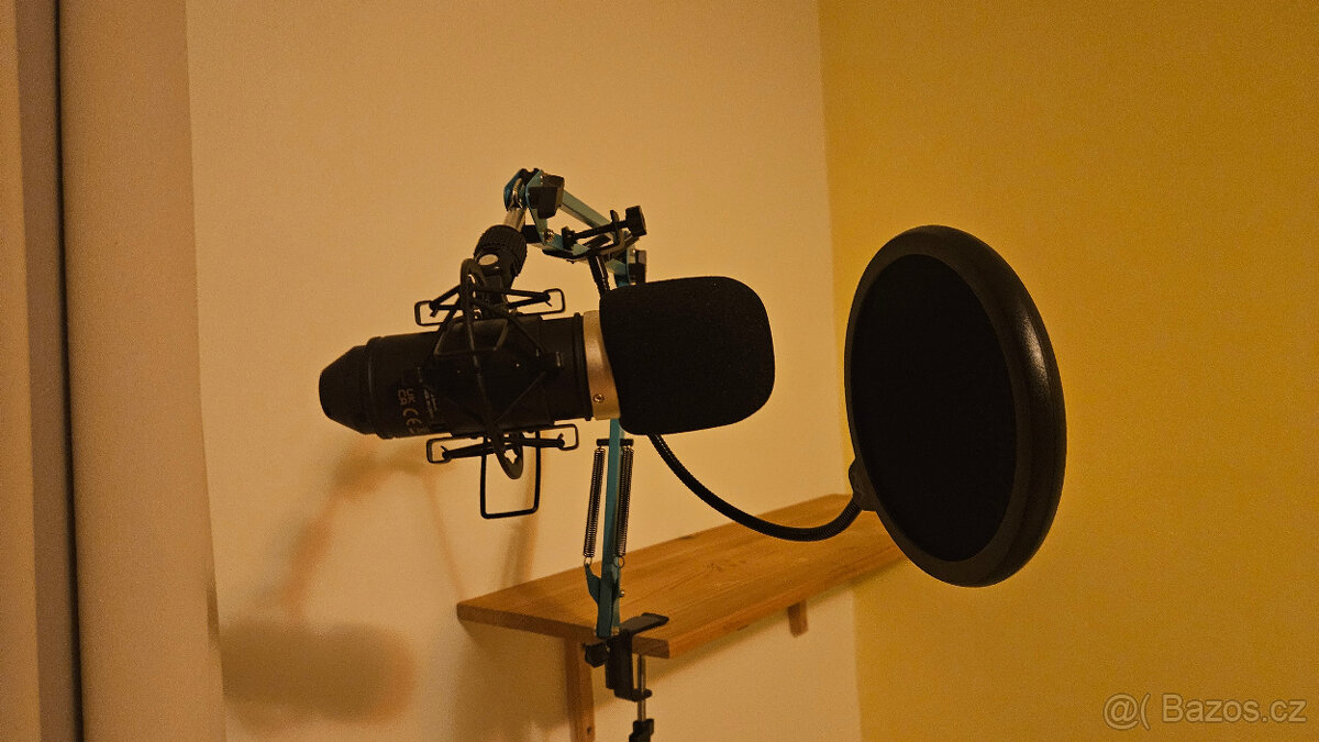 Vybavení na podcasty - zvuková karta, mikrofony, držáky