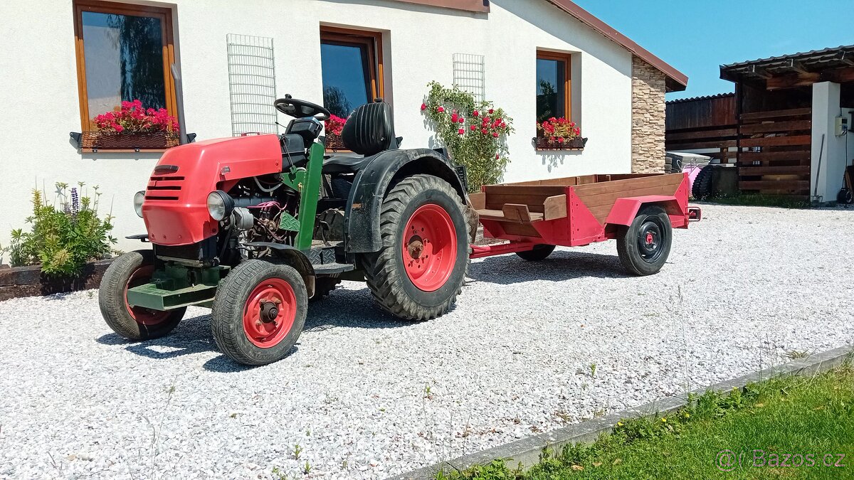 Traktor s vlečkou