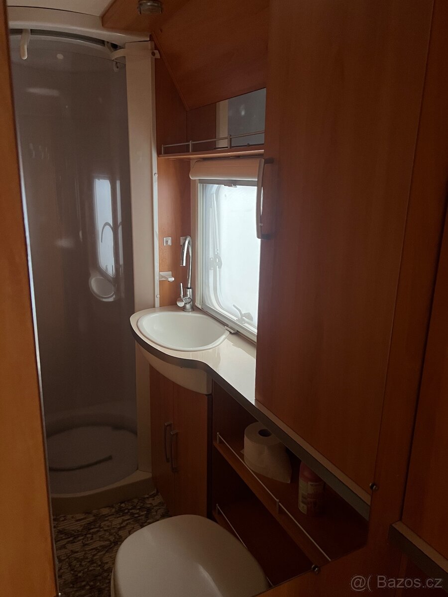 Samostatná koupelna a veliký předstan