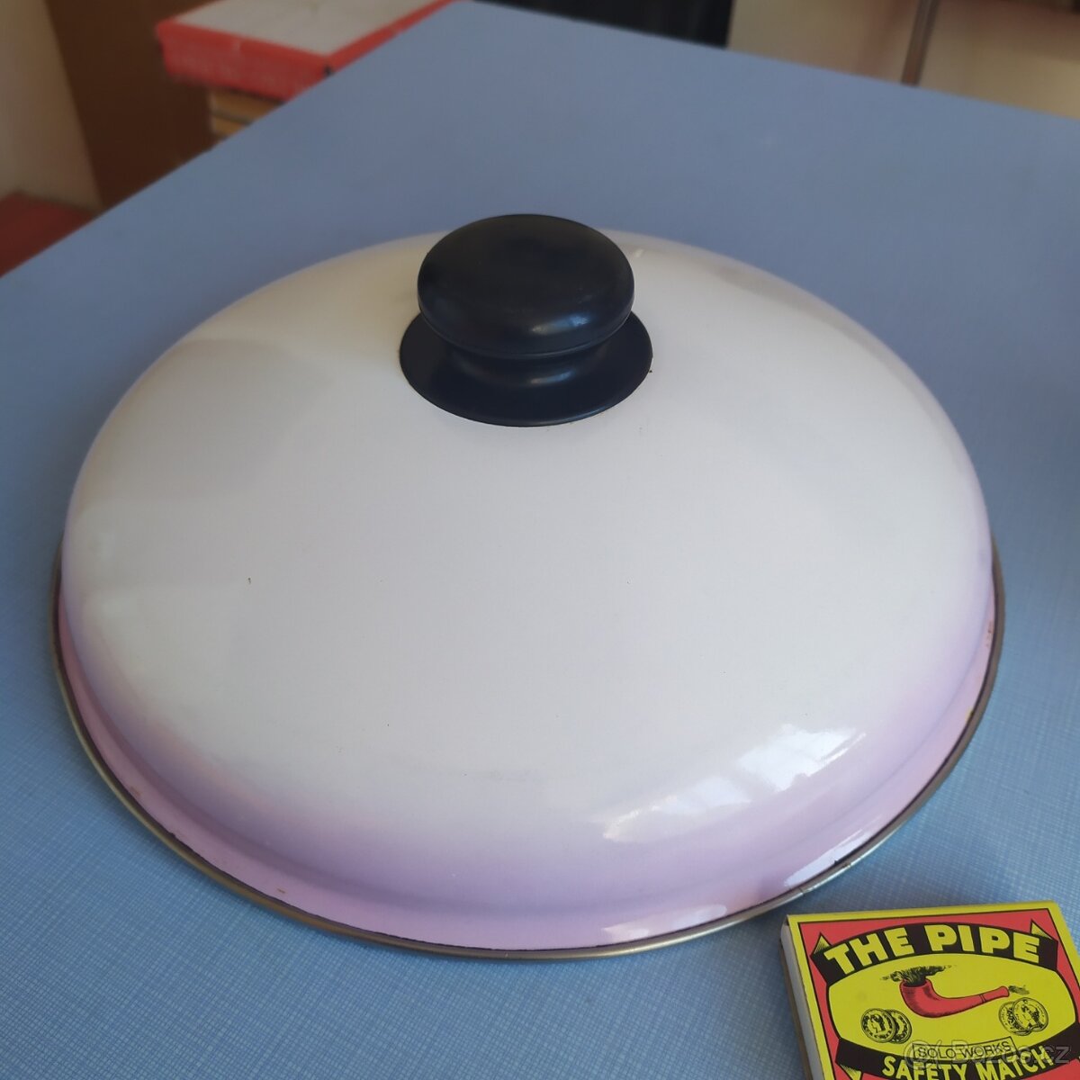 Velká smaltovaná poklice průměr 25 cm sfinx Č.B