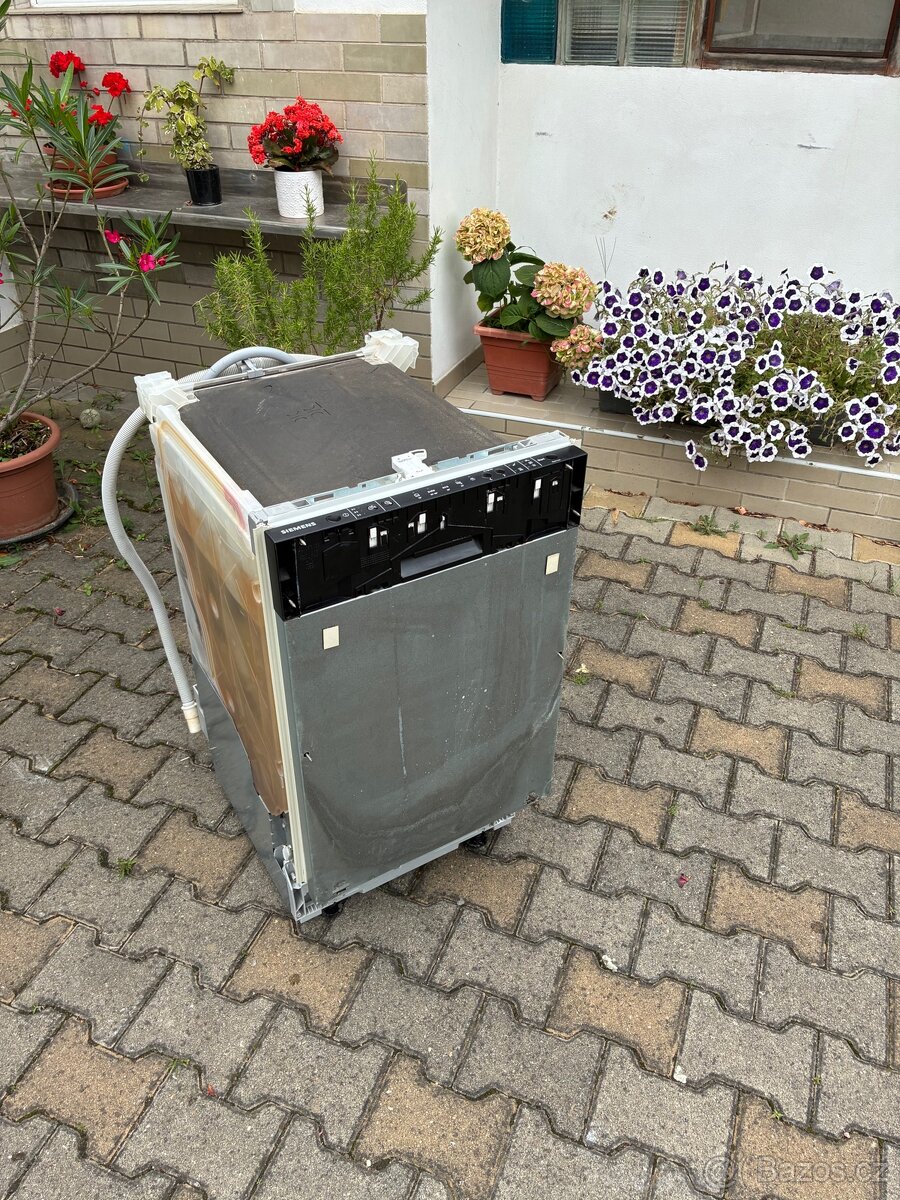 Myčka Siemens 45cm vestavná skrytý panel