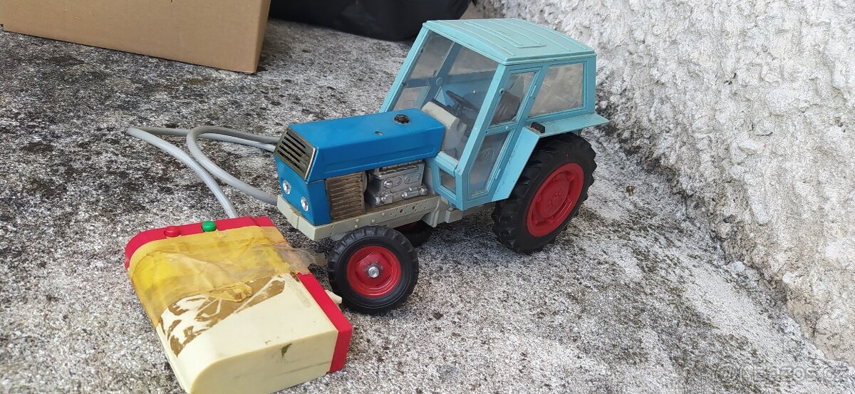 Prodám traktor na dálkové ovládání