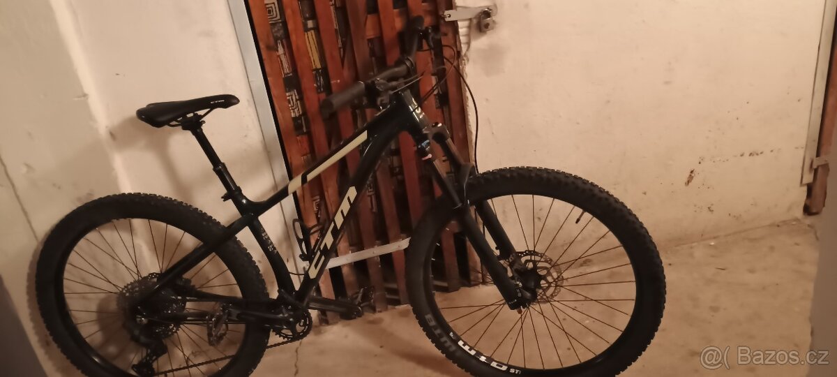 Trailové horské kolo s předním odpružením