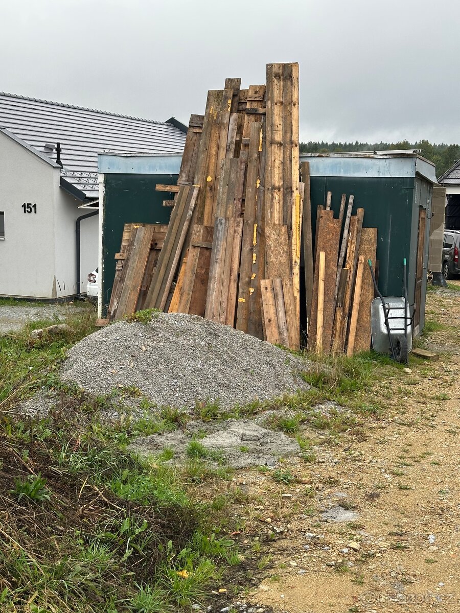 Prkna z šalování věnce