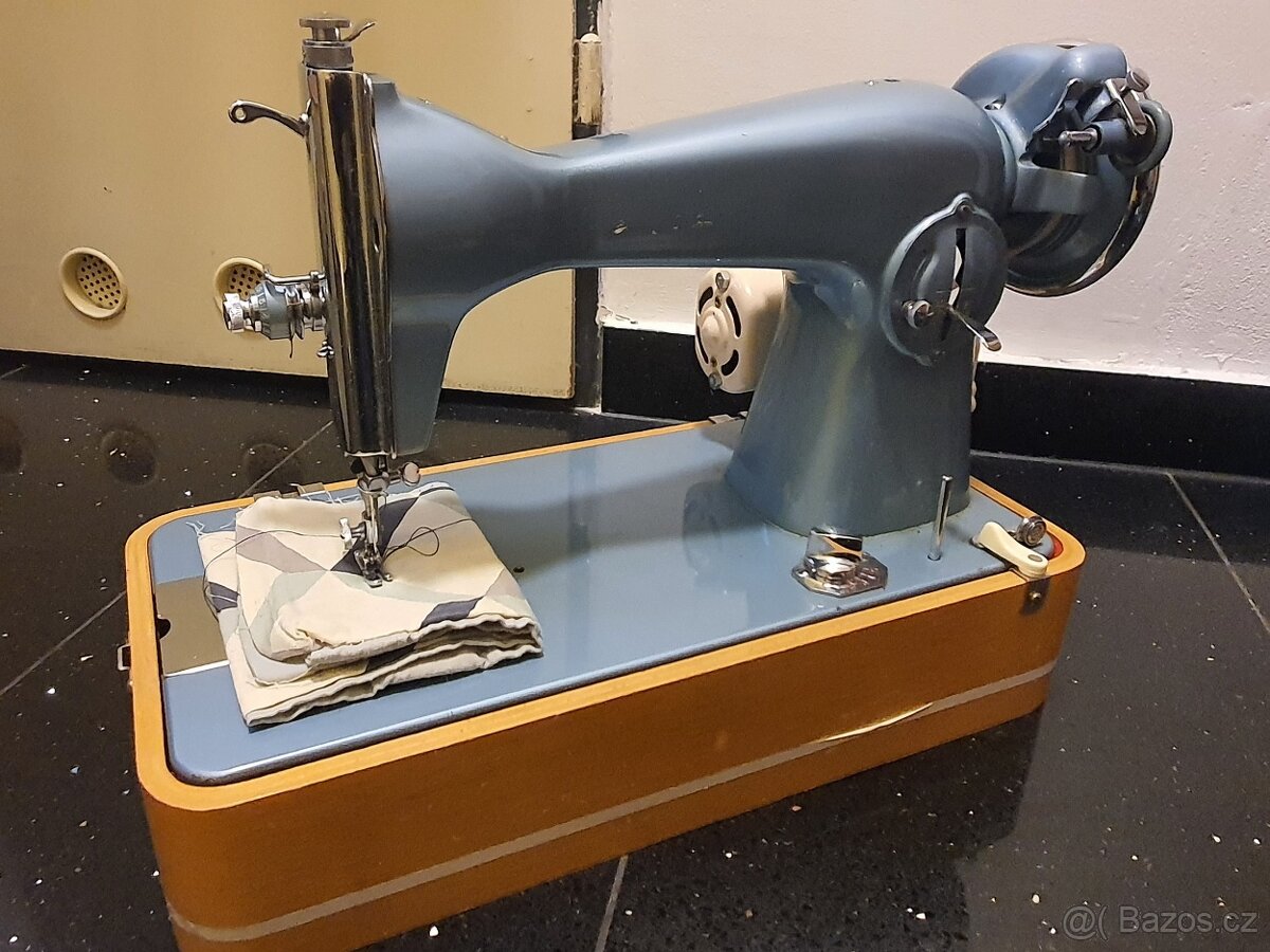 retro šicí stroj 1960 socializmus