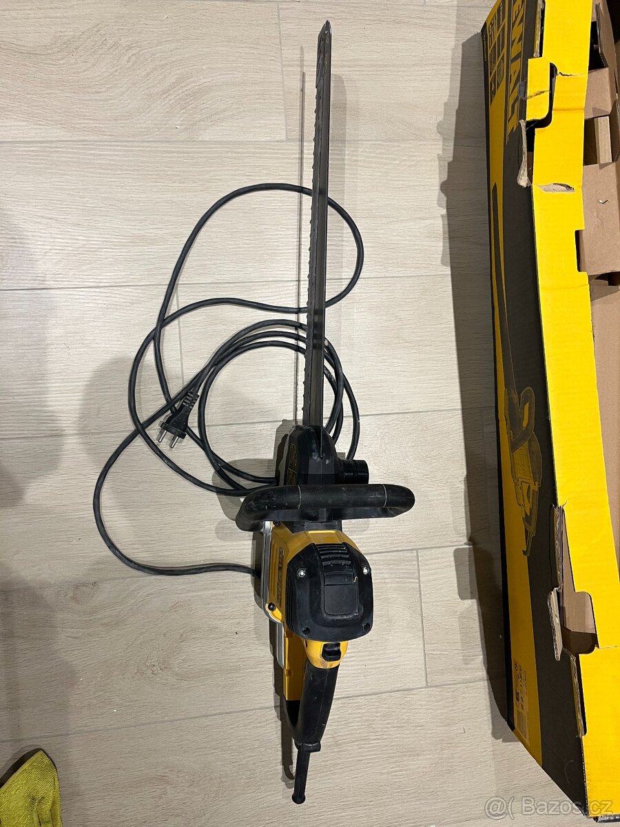 Pila na cihly Dewalt