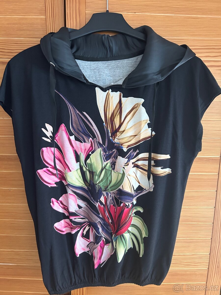 Halenka s kapucí značky Elon