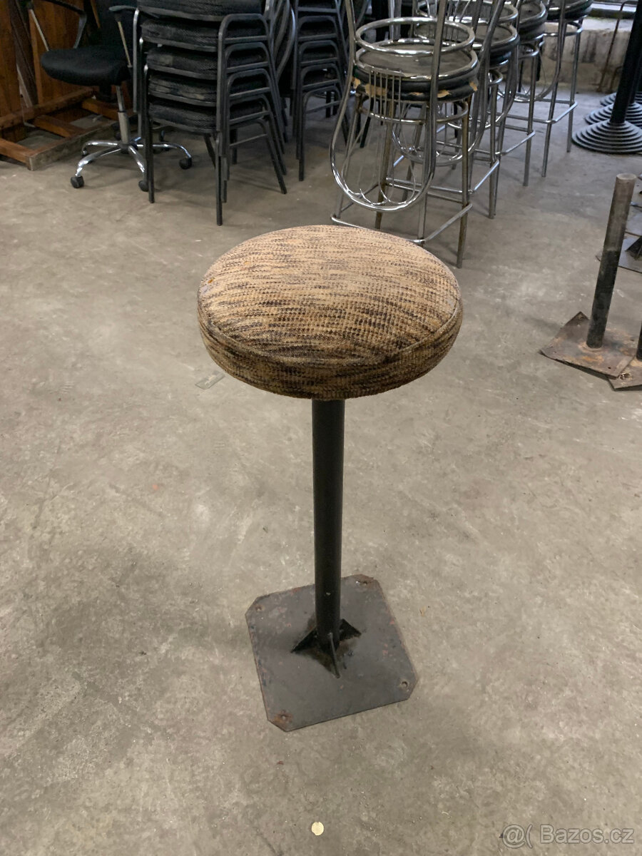 Barová židle bez opěradla s uchycením do země - použitá