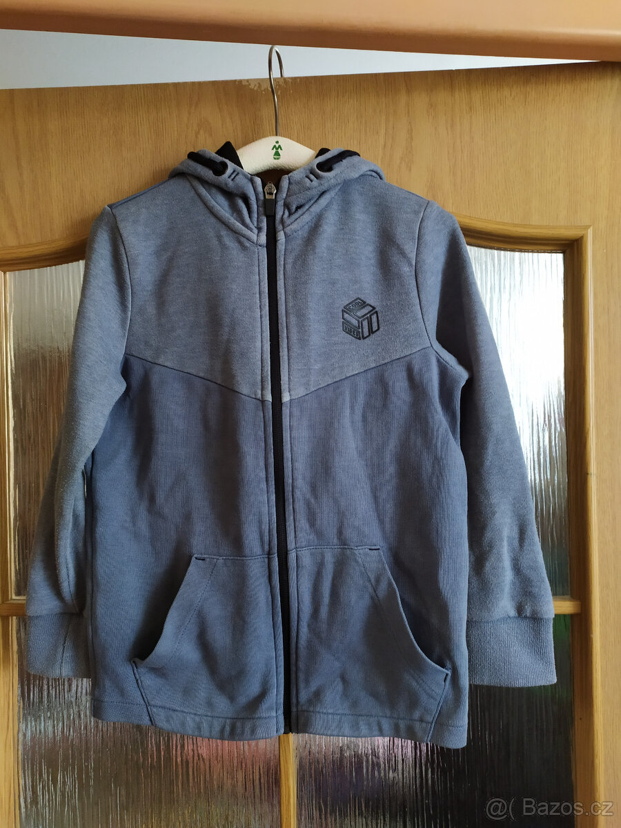 BAVLNĚNÁ MIKINA S KAPUCÍ A KAPSAMI PLAYSTATION VEL.128/134